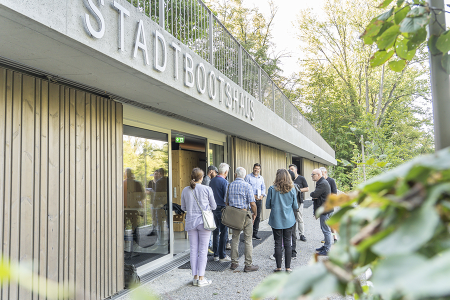 Hochkarätige Architekt:innenjury auf Besuch beim Grazer Stadtbootshaus, das für den Bauherrenpreis 2022 nominiert ist.