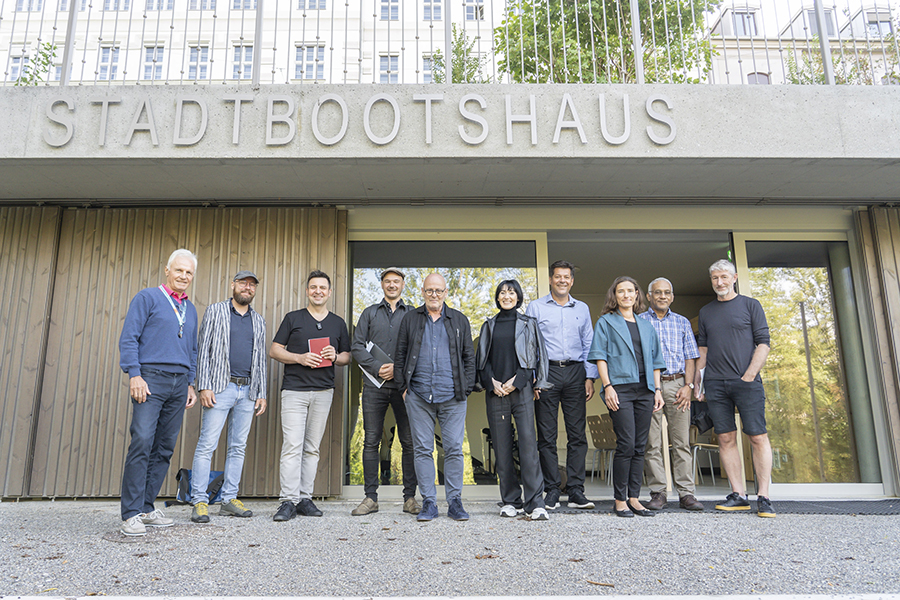 Hochkarätige Architekt:innenjury auf Besuch beim Grazer Stadtbootshaus, das für den Bauherrenpreis 2022 nominiert ist.