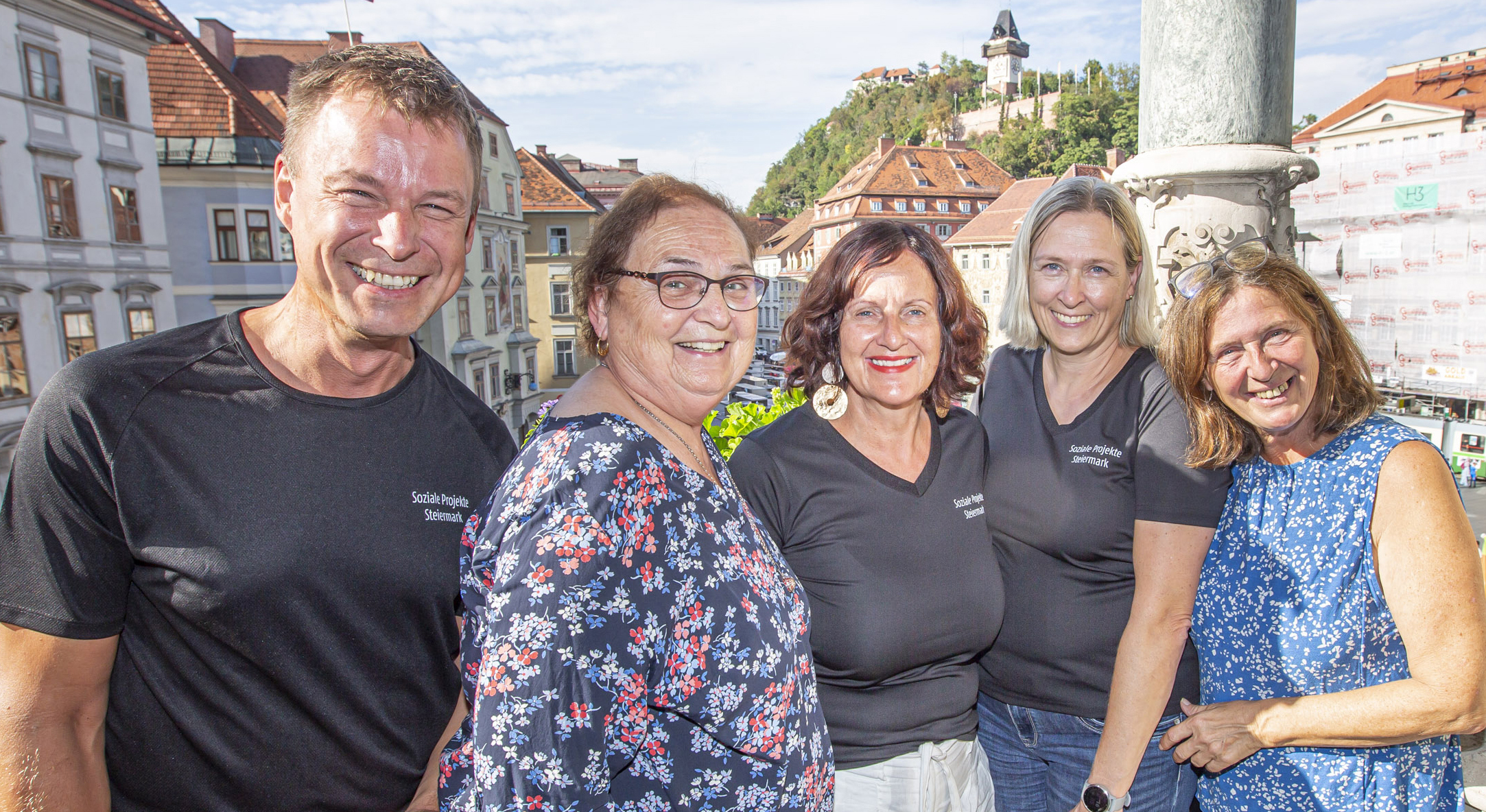 Bürgermeisterin Elke Kahr (r.) gratulierte den ehrenamtlichen Mitgliedern des Vereins Soziale Projekte Steiermark herzlich zum "Österreichischen Inklusionspreis". Am Bild v. l. Vereinsobmann Herbert Winterleitner, Gertrude Lippitsch, Doris Peitler und Sigrid Wirwoll.