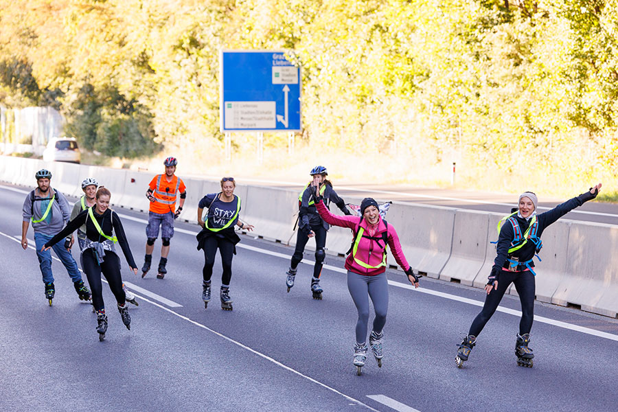 Rad-Autobahn. Auf dem gesperrten Autobahnzubringer rollten Radler:innen und Skater:innen.