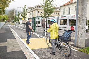 Die gelbe Markierung in der Georgigasse signalisiert Radleri:innen, dass hier Menschen mit Sehbeeinträchtigung queren.