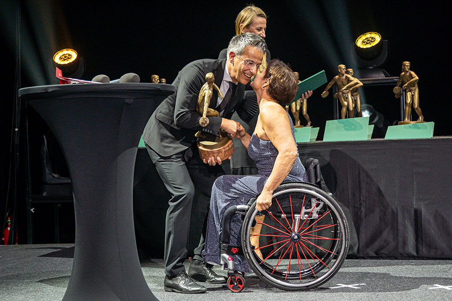 Übergabe: Margrit Fink freute sich über den Sieg in der Kategorie Behindertensportlerin des Jahres.