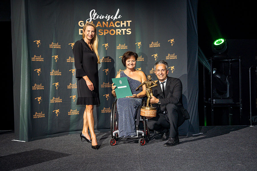 Landesrätin Juliane Bogner-Strauß mit Sportstadtrat Kurt Hohensinner und Behindertensportlerin Margrit Fink.