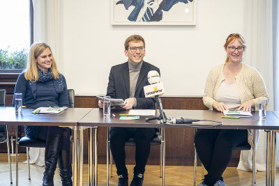 vlnr: Sonja Mühlberger (Verein Achterbahn), Gesundheitsstadtrat Robert Krotzer (KPÖ), Vivien Hage (pro mente Steiermark) © Stadt Graz / Foto Fischer vlnr: Sonja Mühlberger (Verein Achterbahn), Gesundheitsstadtrat Robert Krotzer (KPÖ), Vivien Hage (pro mente Steiermark)
