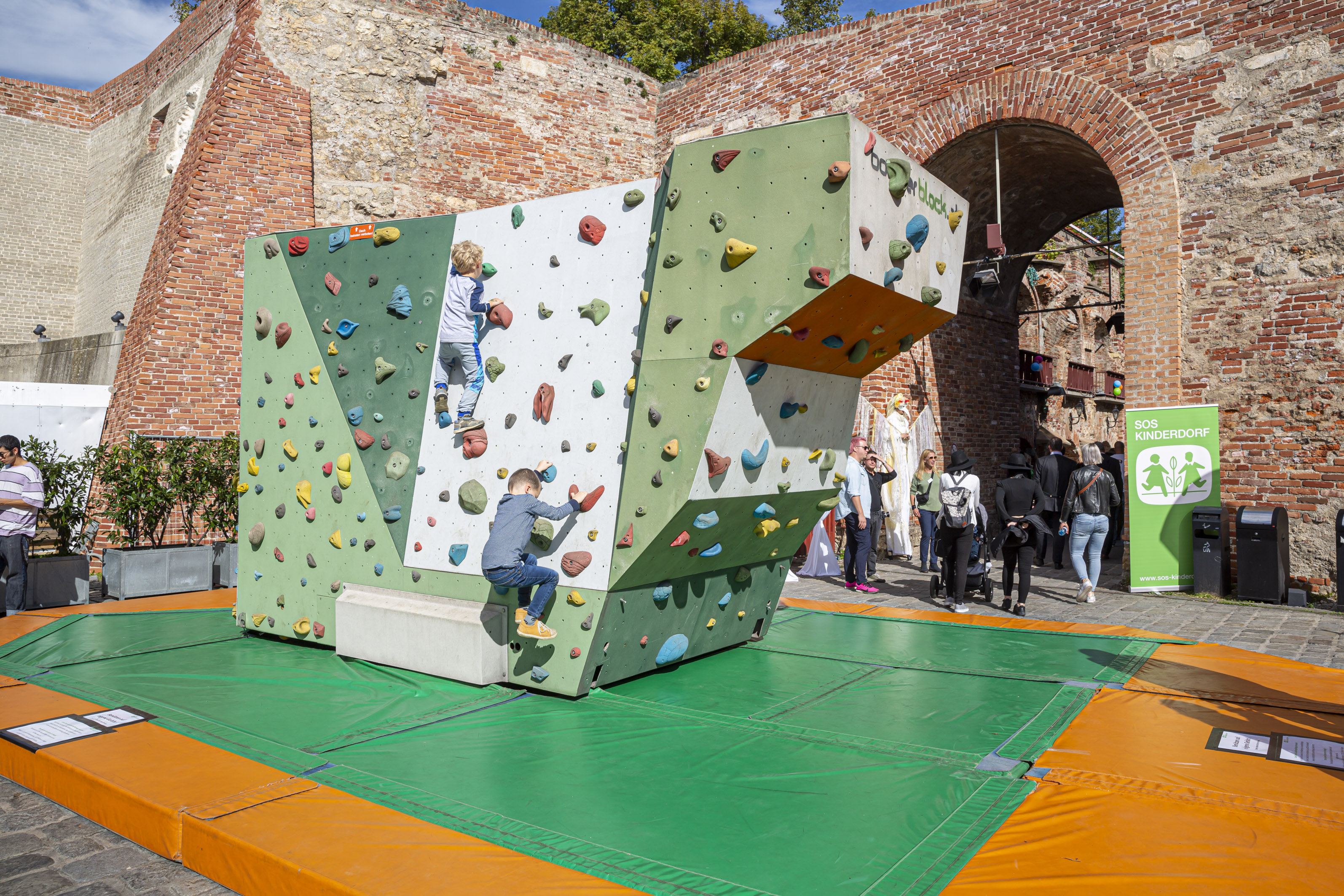 Sportlich ging es auch fernab der Bühne zu, mit Kletterwand und Co.