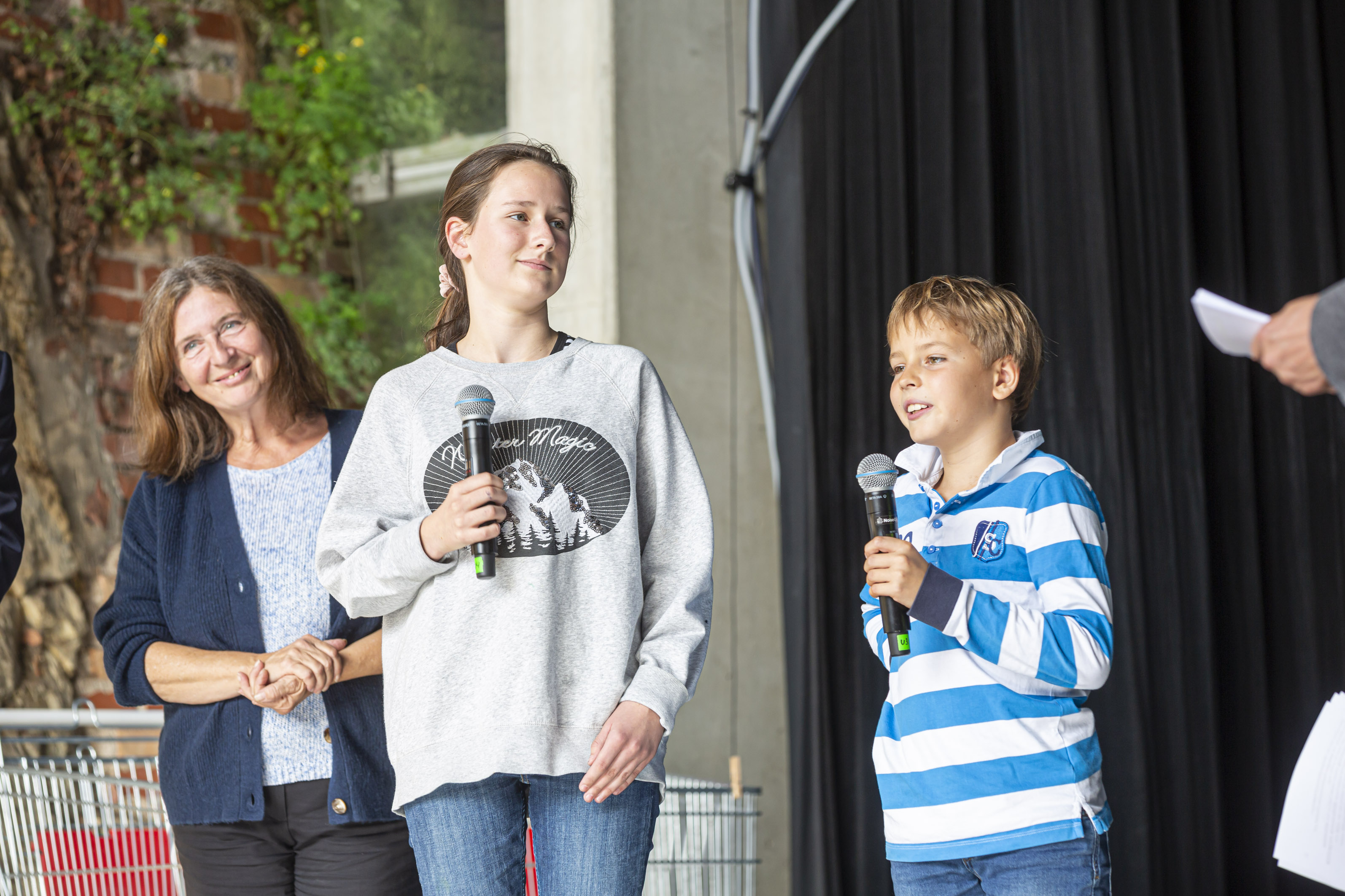 Bürgermeisterin Elke Kahr mit Kinderbürgermeisterin Lucia und Kinderbürgermeister Felix.