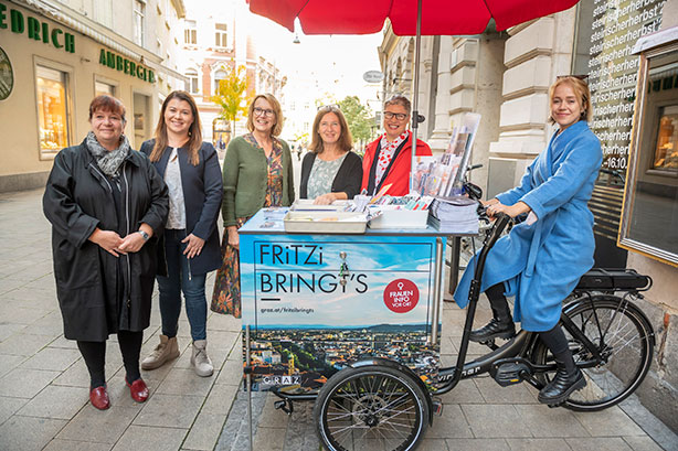 Mit dem Lastenrad FriTZi: Doris Kirschner, Katrin Pucher, Maria Santner, Elke Kahr, Sissi Dreu und Sarah Kampitsch (vlnr). © Stadt Graz/Fischer Mit dem Lastenrad FriTZi: Doris Kirschner, Katrin Pucher, Maria Santner, Elke Kahr, Sissi Dreu und Sarah Kampitsch (vlnr).