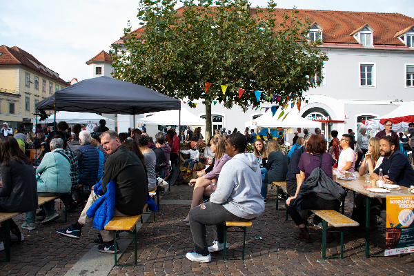 Zahlreiche Besucher:innen kamen auf den Mariahilferplatz