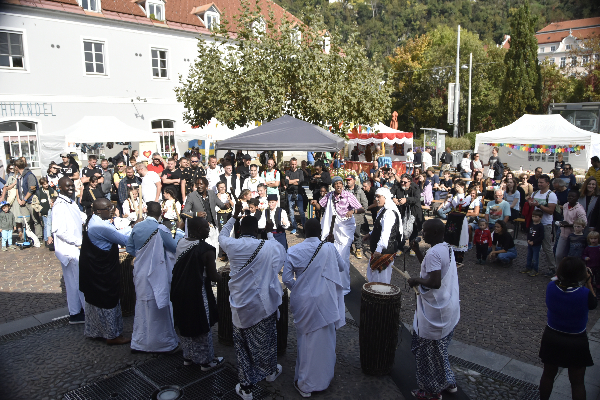 Zahlreiche Besucher:innen kamen auf den Mariahilferplatz