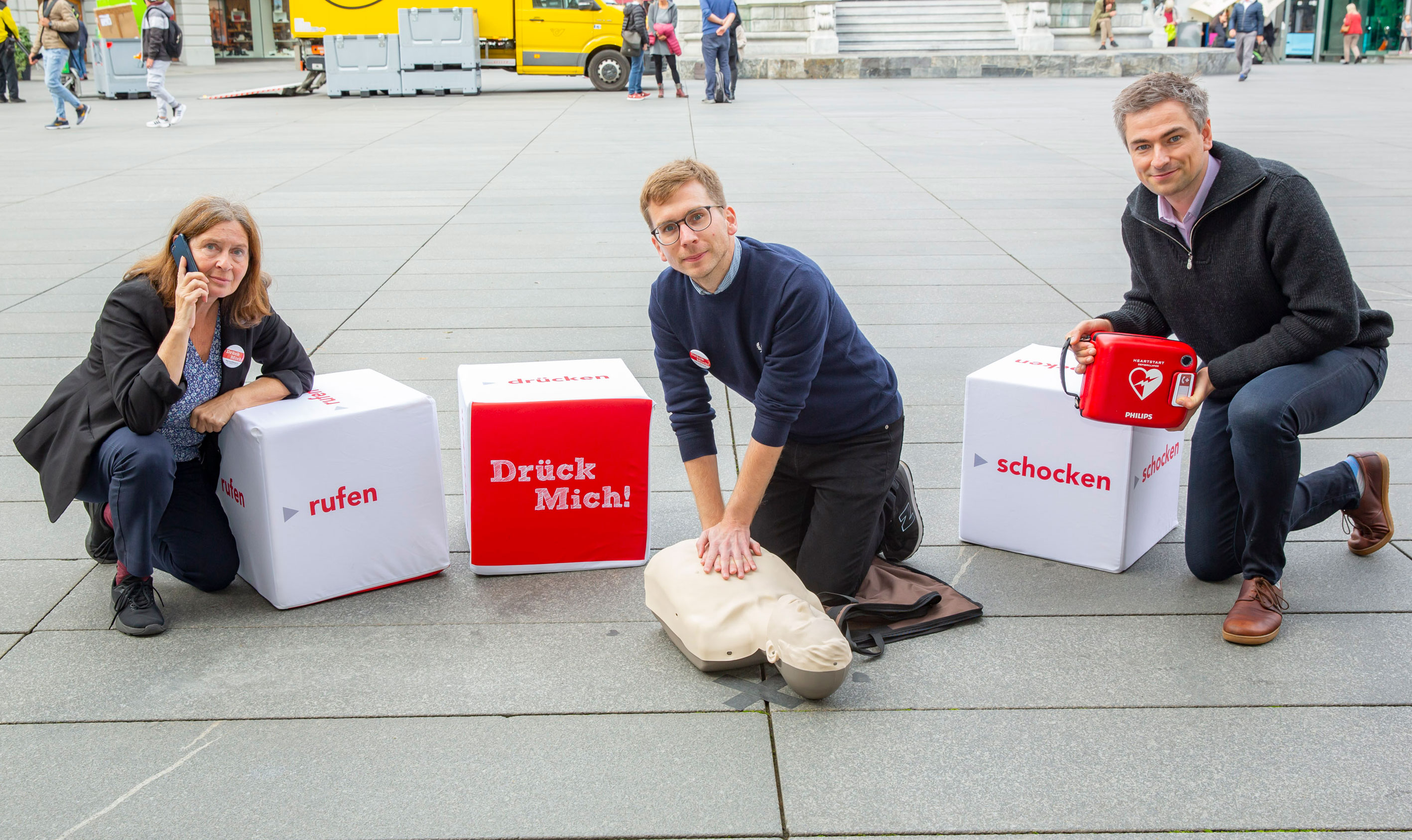 Wissen, wie Wiederbelebung geht: Bürgermeisterin Elke Kahr, Gesundheitsstadtrat Robert Krotzer und Dr. Simon Orlob von der Aktion "Drück mich!" (v.l.).