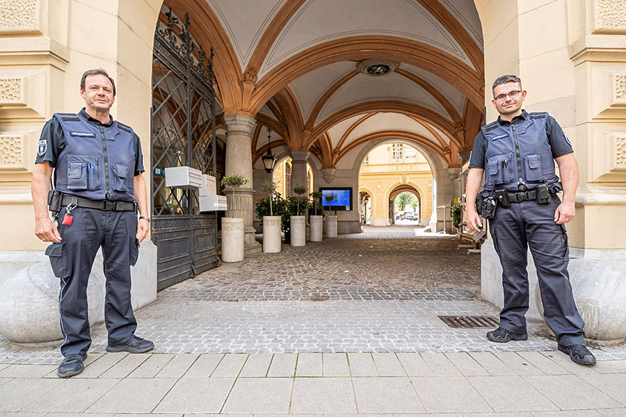 Kammerhofer und Lerch vor dem Amthaus in der Schmiedgasse.