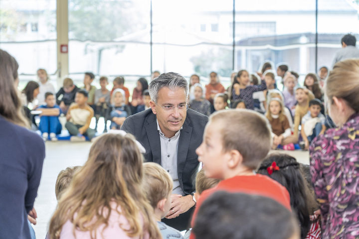 Bildungsstadtrat Kurt Hohensinner bei der feierlichen Eröffnung der neuen Volksschule Puntigam.