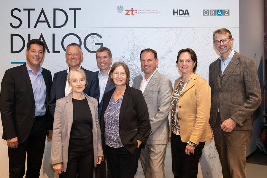 Der dritte StadtDialog beschäftigte sich im Kunsthaus mit dem Großraum Graz, bei dem sich Politiker:innen, Expert:innen und interessiertes und kritisches Publikum austauschten. Mit dabei: Beate Engelhorn und Elke Kahr (vorne von links) sowie Bertram Werle, Klaus Richter, Erich Gosch, Gustav Spener, Renate Fuxjäger und Harald Griesser (hinten, von links)