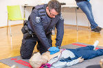 Praxis an der Übungspuppe © Stadt Graz/Fischer Praxis an der Übungspuppe