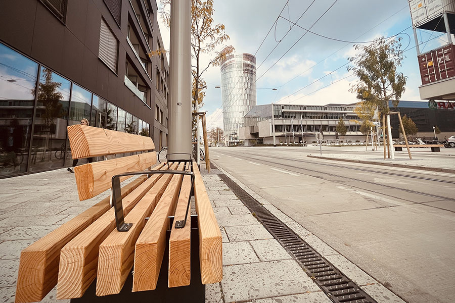Sitzt, passt, hat Luft: Der öffentliche Raum in der Smart City stimmt sich auf den goldenen Herbst ein. Bänke, Bäume und Radständer sind bereits fest verwurzelt.