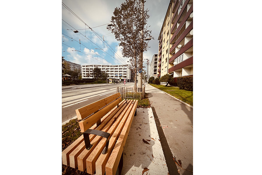 Sitzt, passt, hat Luft: Der öffentliche Raum in der Smart City stimmt sich auf den goldenen Herbst ein. Bänke, Bäume und Radständer sind bereits fest verwurzelt.