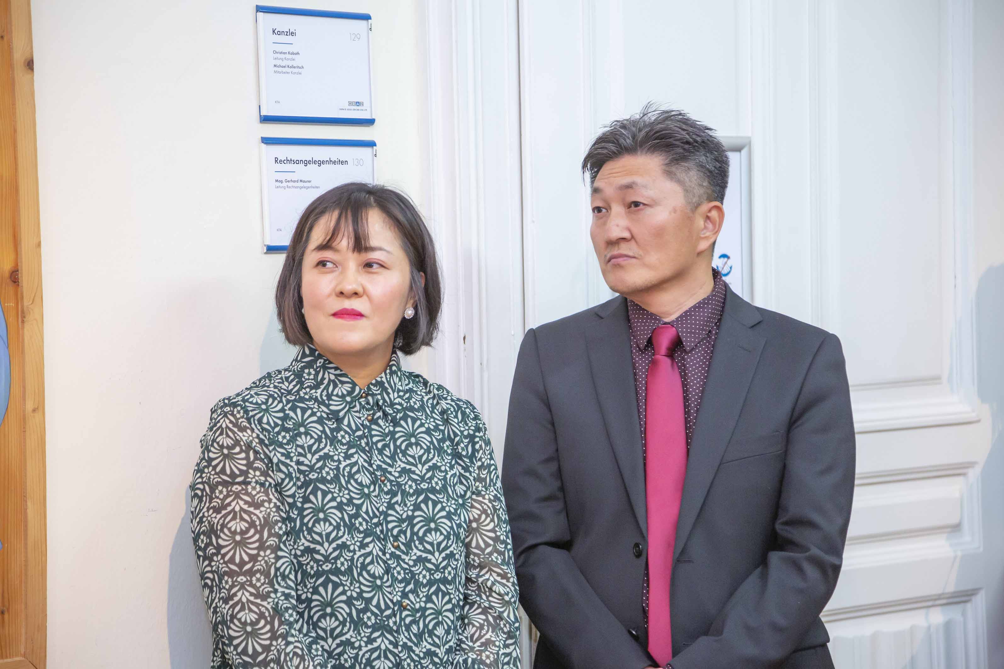 Die Leiterin der Kunstklasse, Julia Youngju Kim, und Bryan Hyunho Cho, Leiter der Korean School Graz