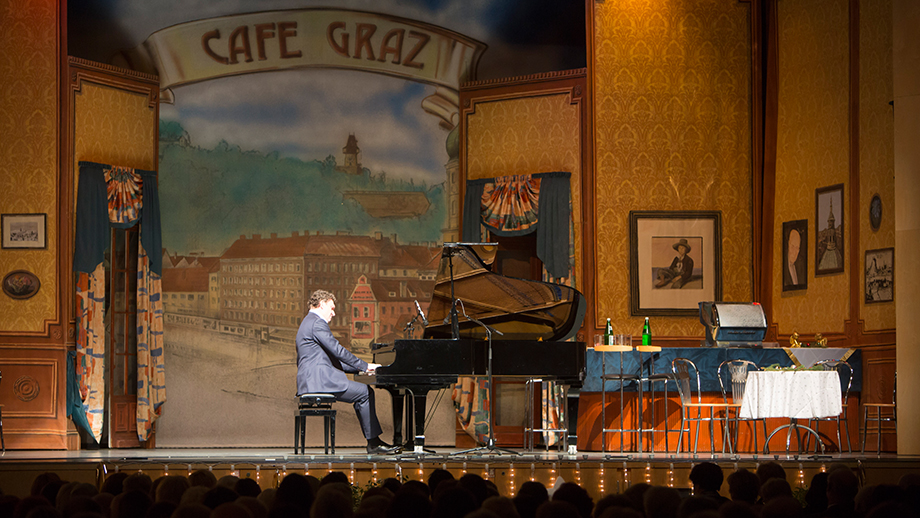 Markus Schirmer begeisterte das Publikum mit Stücken von Schubert, Mozart und einer Eigenkomposition