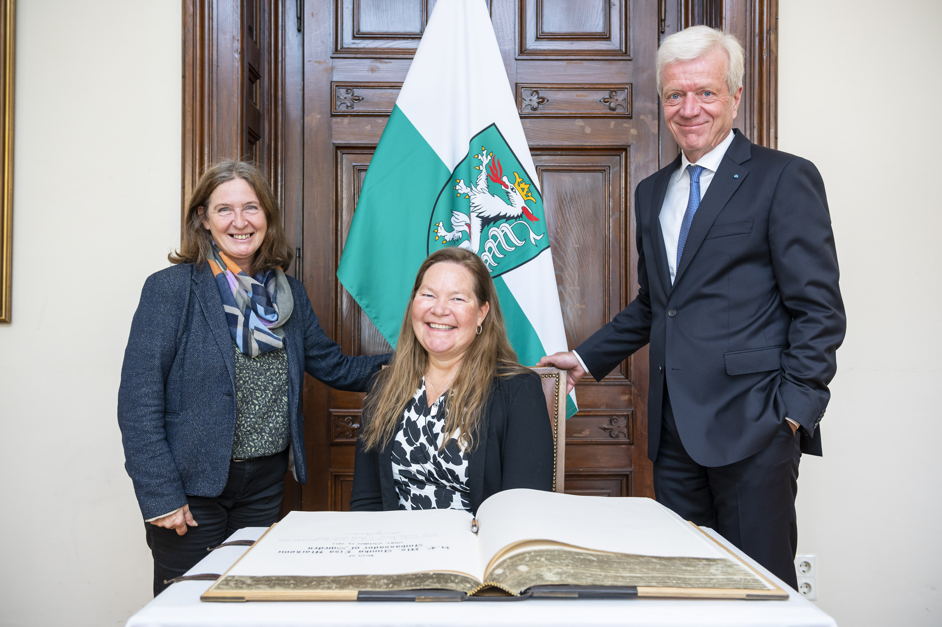 v.l.: Bürgermeisterin Elke Kahr, Botschafterin Annika Lisa Markovic und der Konsul für Schweden Gerhard Fabisch