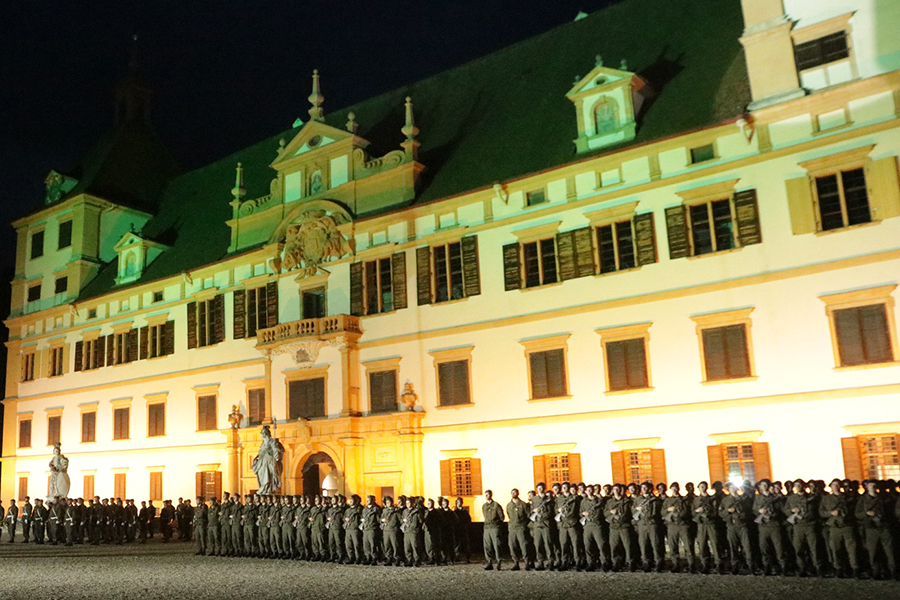 Die Angelobung vor dem Schloss Eggenberg © BMLV/Katrin Hubmann Die Angelobung vor dem Schloss Eggenberg