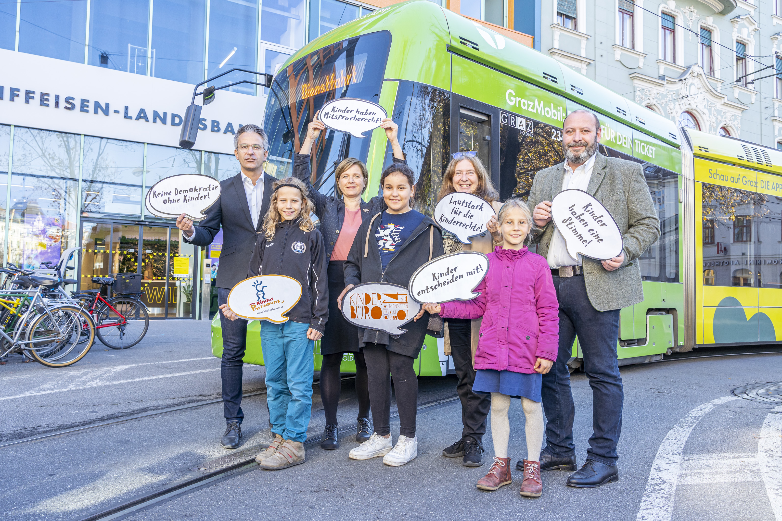 Präsentierten die neue Kinderansage-Aktion in den Öffis: Stadtrat Kurt Hohensinner, Vizebürgermeisterin Judith Schwentner, Bürgermeisterin Elke Kahr, Graz-Linien-Vorstand Mark Perz mit Vertreter:innen des Kinderparlaments.