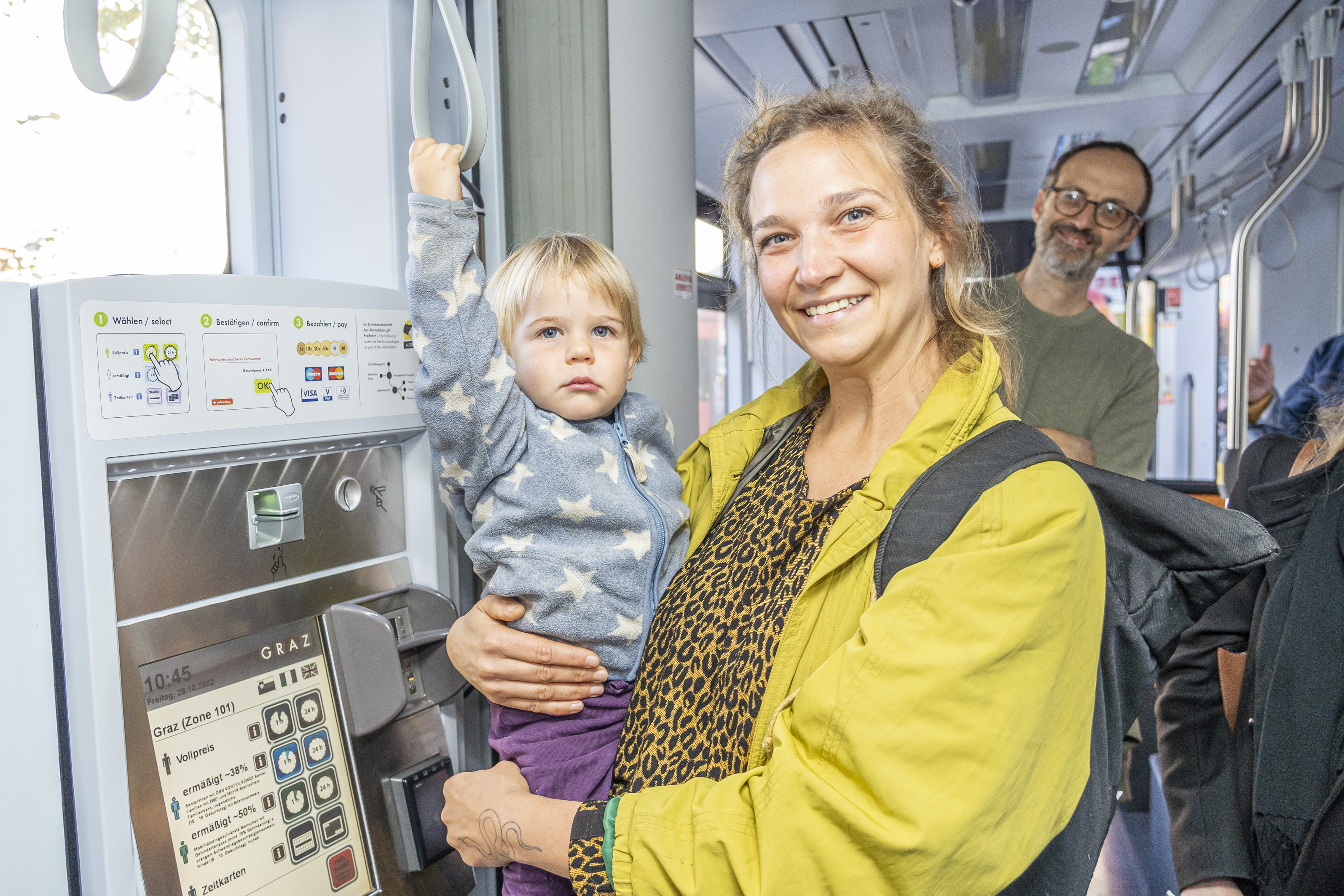 Großes Interesse in der Straßenbahn. © Stadt Graz/Fischer Großes Interesse in der Straßenbahn.