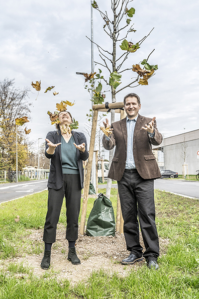Da rauscht's im Blätterwald: Vizebürgermeisterin Judith Schwentner und Tobias Altendorfer bei den ersten, neu gepflanzten Bäumen in der Sturzgasse.