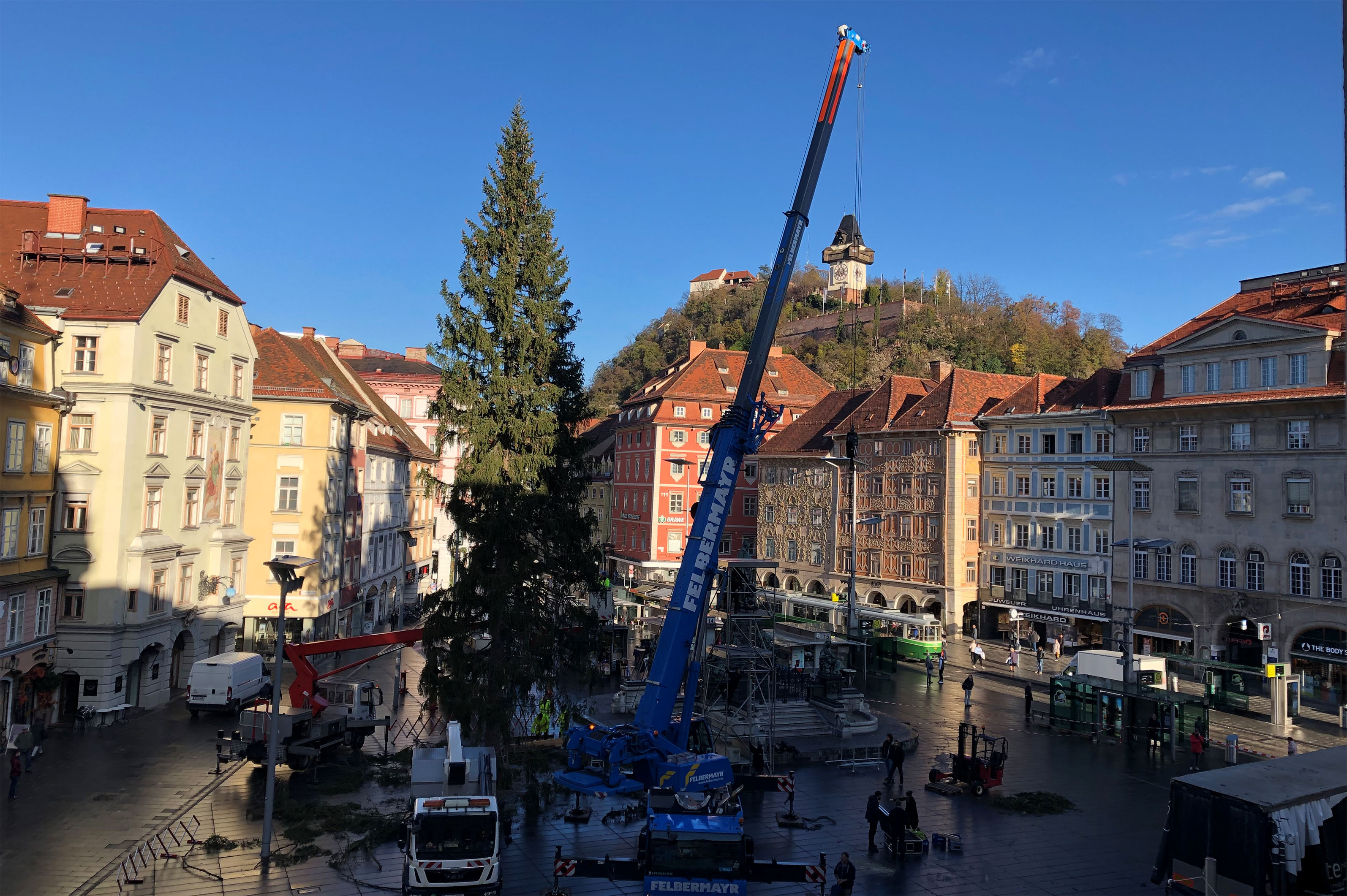 Am Hauptplatz laufen die finalen Arbeiten, dass der Christbaum für den Advent bestmöglich in Szene gesetzt wird.