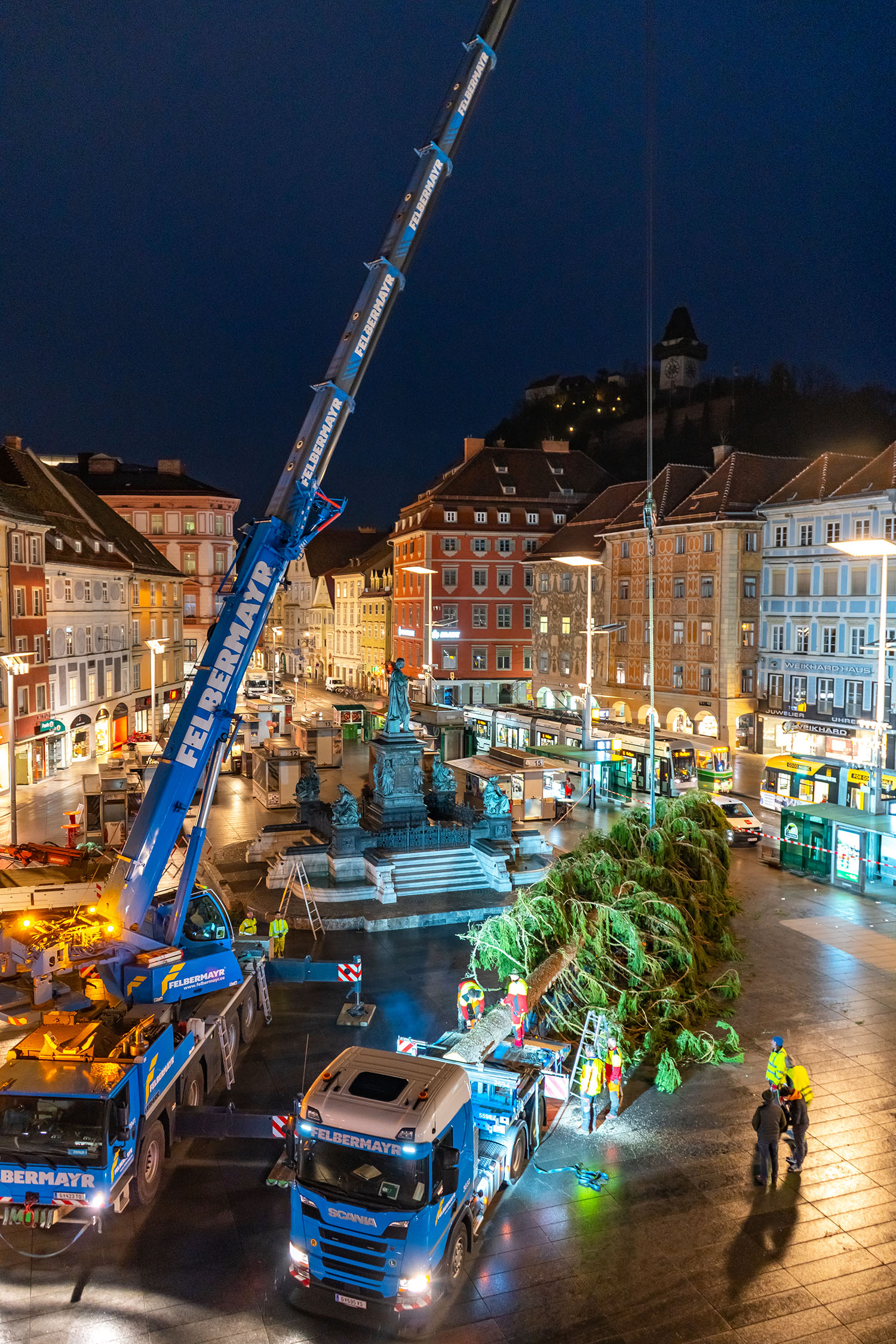 In aller Früh kam er am Hauptplatz an.
