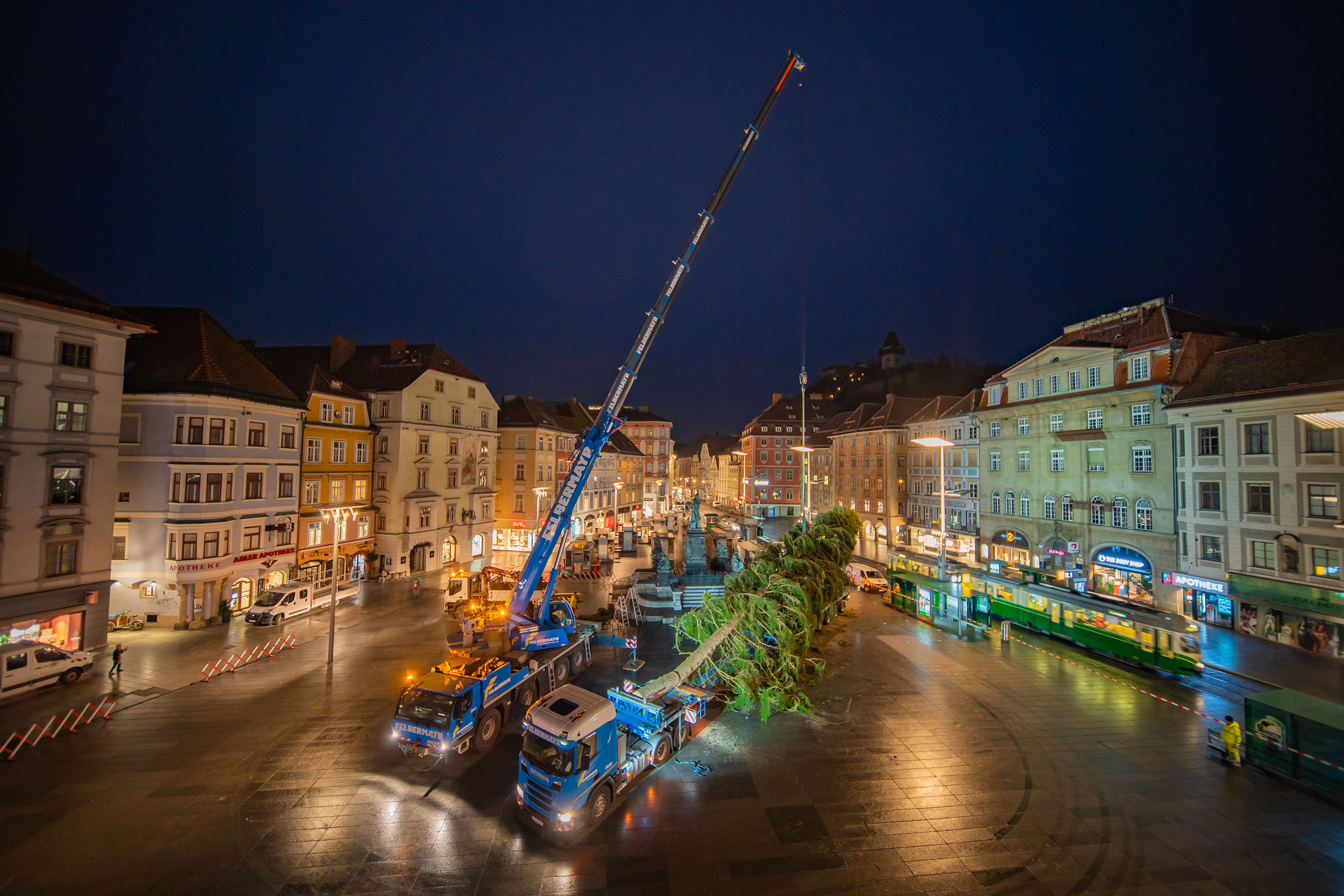 In aller Früh kam er am Hauptplatz an.