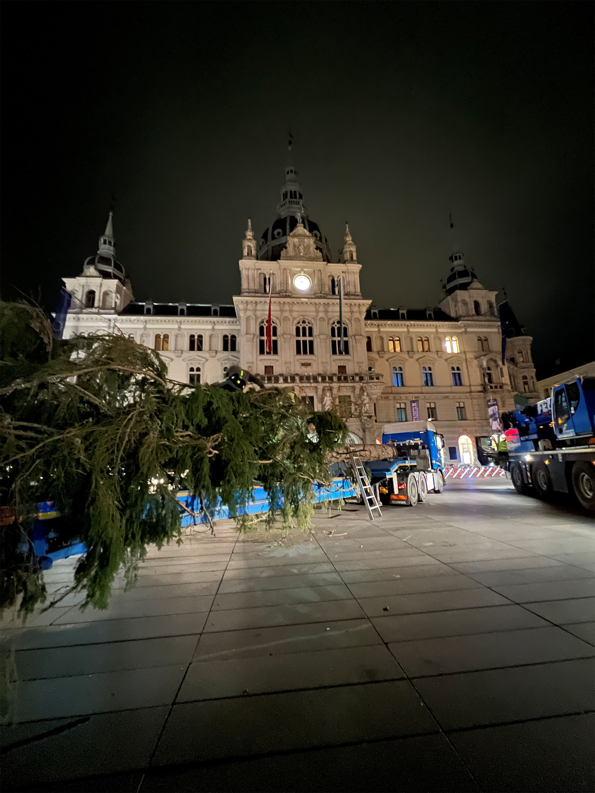 In aller Früh kam er am Hauptplatz an.