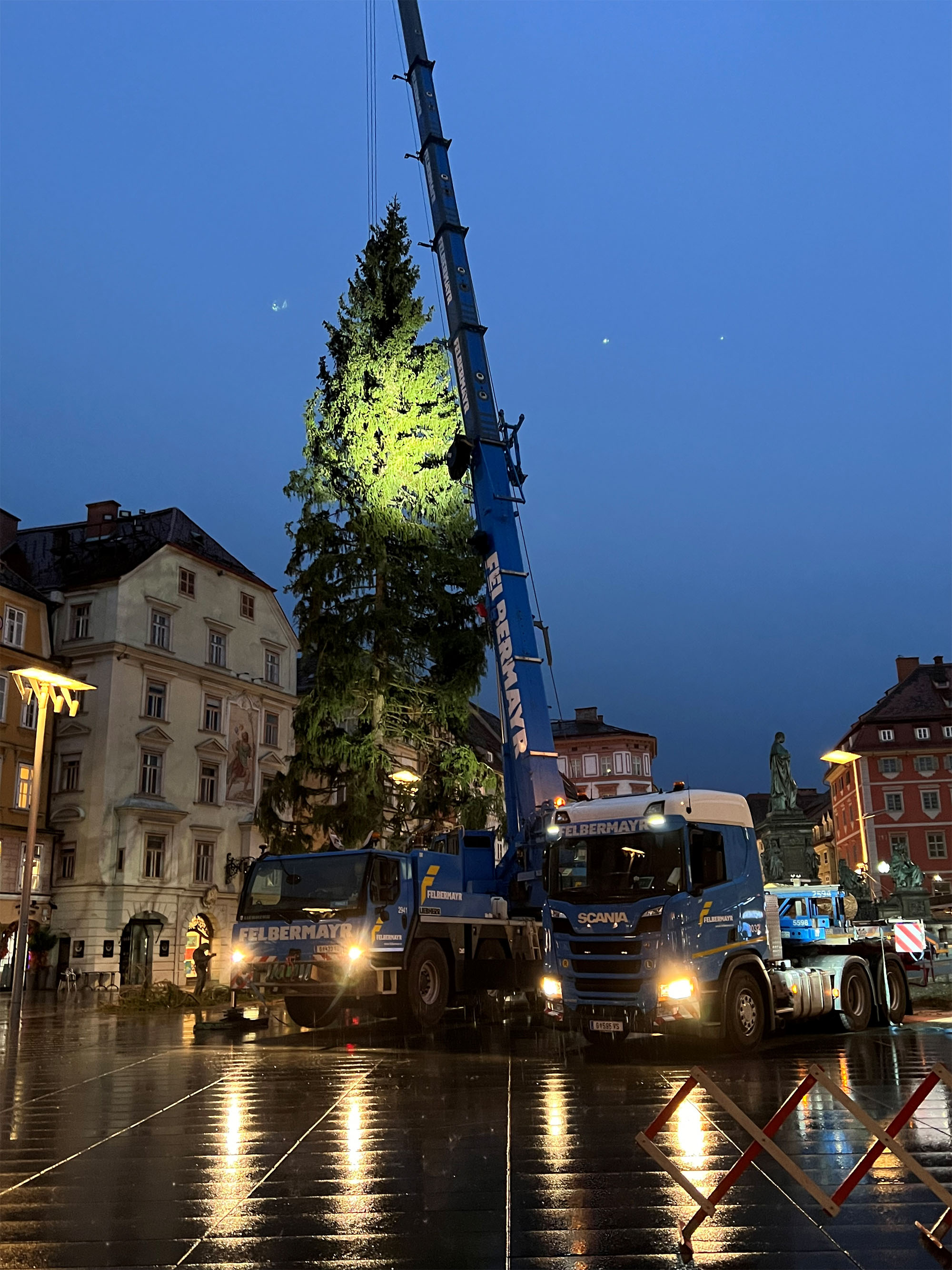 In aller Früh kam er am Hauptplatz an.
