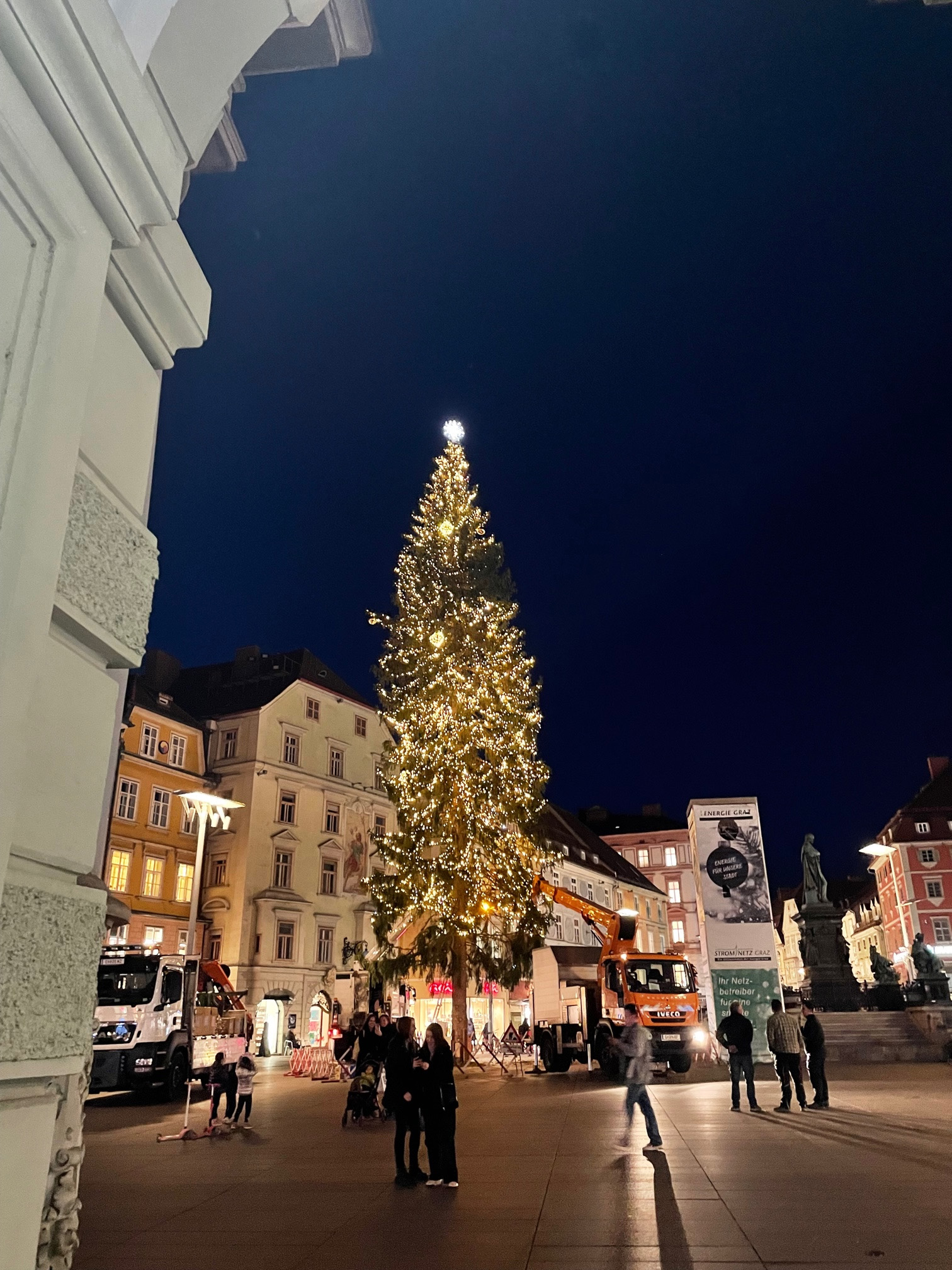 Die erste Beleuchtungsprobe hat der Baum bestanden.
