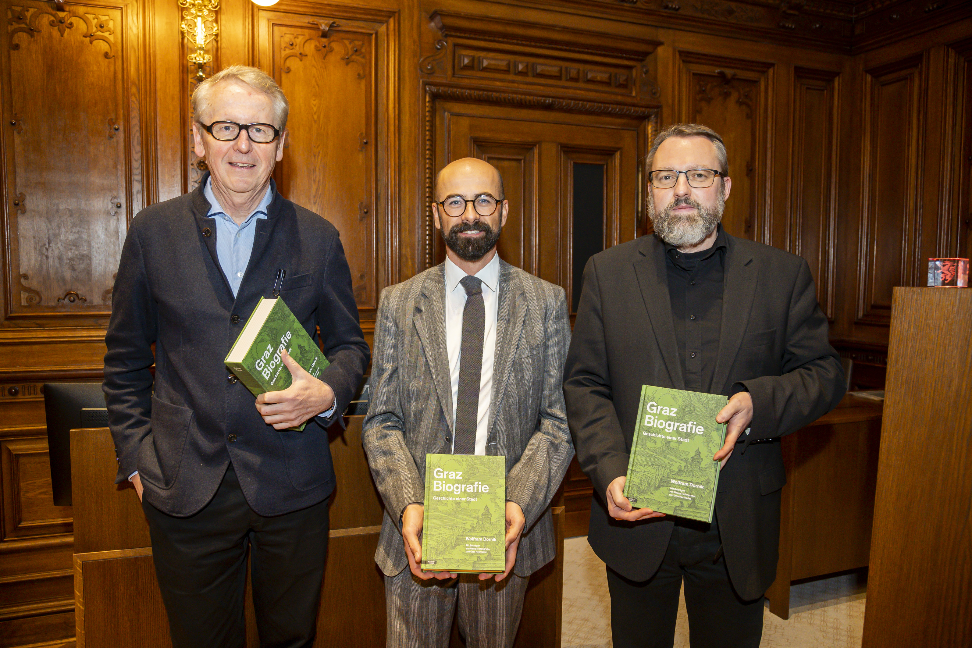 Die drei Autoren Otto Hochreiter, Wolfram Dornik und Georg Tiefengraber (v.l.) präsentieren die neue Publikation.