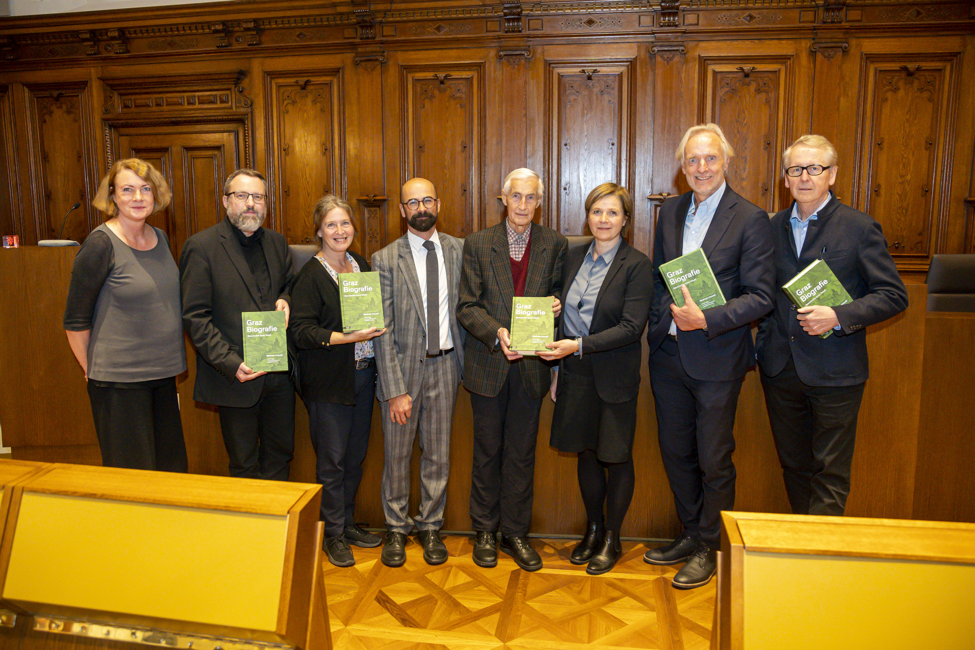 Nahmen an der Buchpräsentation teil: Claudia Romeder (Residenz Verlag), Georg Tiefengraber, Bürgermeisterin Elke Kahr, Wolfram Dornik,  Altbürgermeister Alfred Stingl, Vizebürgermeisterin Judith Schwentner, Kulturstadtrat Günter Riegler und Otto Hochreiter. (v.l.n.r.)