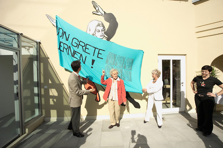 Archivbild aus dem Jahr 2004: Auf Initiative von Grete Schurz wurde die "Superwoman" im Innenhof des Mediacenters des Rathauses affichiert. Die Figur zieht seither die Blicke auf sich. © Stadt Graz/Fischer Archivbild aus dem Jahr 2004: Auf Initiative von Grete Schurz wurde die "Superwoman" im Innenhof des Mediacenters des Rathauses affichiert. Die Figur zieht seither die Blicke auf sich.