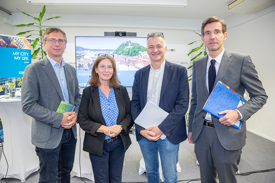 Pressekonferenz mit Bürgermeisterin Elke Kahr und Finanzstadtrat Manfred Eber sowie Magistratsdirektor Martin Haidvogl (li außen) und Finanzdirektor Stefan Tschikof (rechts außen)