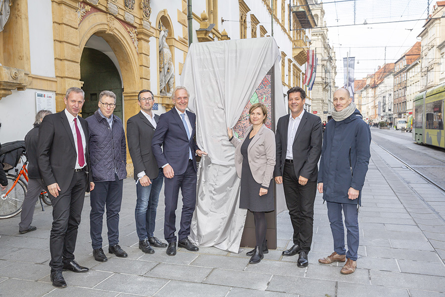 Richtungsweisend: Judith Schwentner (3. v. r.) und Stadtrat Günter Riegler (4. v. l.) enthüllten mit Dieter Hardt-Stremayr, Johannes Purkarthofer, Bernhard Inninger, Bertram Werle und Martin Zettel (v. l.) das Fußgänger:innenleitsystem.