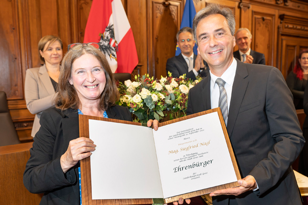 Bürgermeisterin Elke Kahr überreichte ihrem Vorgänger, Bürgermeister a. D. Siegfried Nagl die Ehrenbürger-Urkunde.
