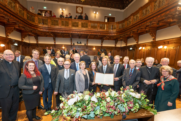 Versammelte Festgemeinschaft: Zahlreiche Vertreter:innen aus Politik, Kirche und Wirtschaft waren gekommen, um dem neuen Ehrenbürger zu gratulieren. 