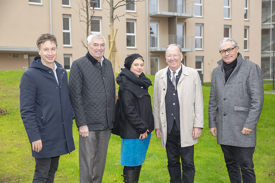 Stolz auf das gelungene soziale Wohnbauprojekt "Am Mühlriegel": v. l. Alexander Daum und Wolfram Sacherer (ENW), KP-Klubobfrau Christine Braunersreuther, BR Ernest Schwindsackl und Gerhard Uhlmann (Wohnen Graz).