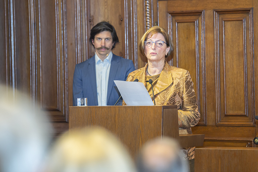 Vereinspräsidentin Kasilda Bedenk mit Moderator Sebastian Walcher.