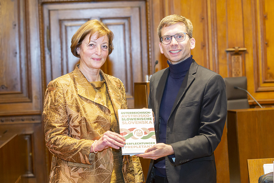 Stadtrat Robert Krotzer gratulierte im Namen von Bürgermeisterin Elke Kahr herzlich. Als Dankeschön gab's die Festschrift des Vereins.