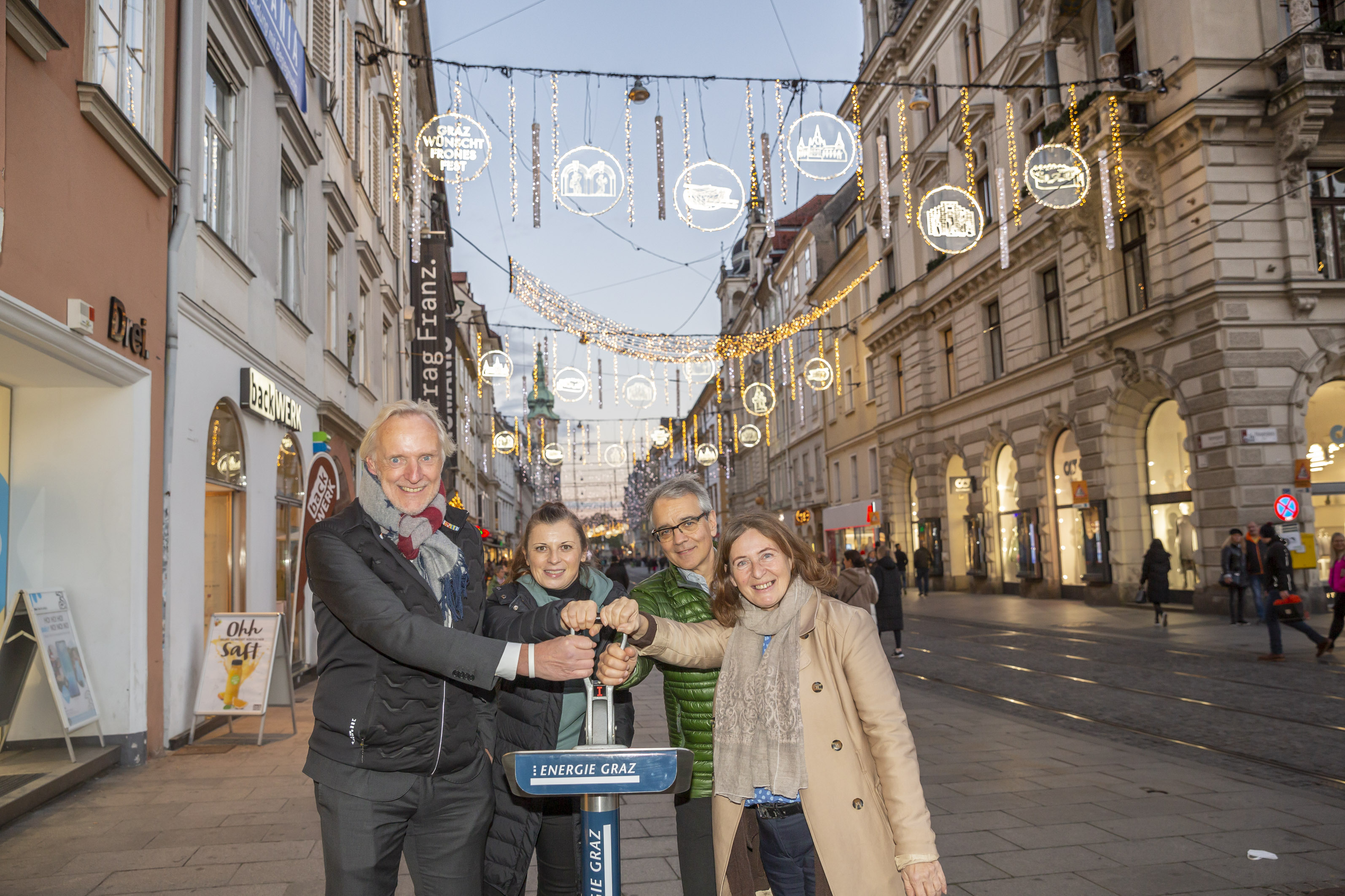 Betätigten gemeinsam den Hebel, der die Adventbeleuchtung zum Strahlen brachte: Stadtrat Günter Riegler, Citymanagerin Verena Hölzlsauer, Energie Graz Geschäftsführer Boris Papousek und Bürgermeisterin Elke Kahr. (v.l.)