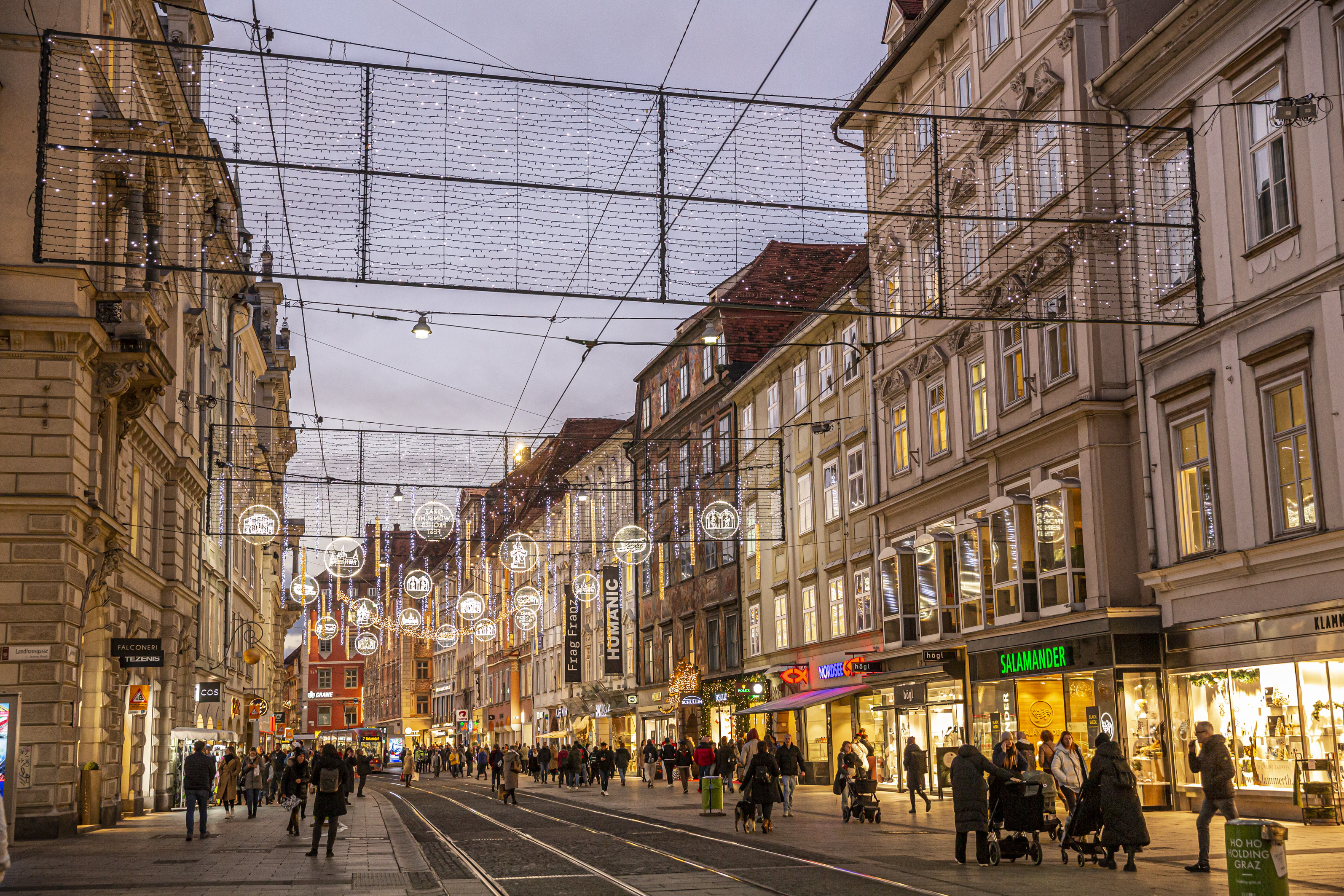 61 Straßen werden im Advent in vorweihnachtliches Licht getaucht.