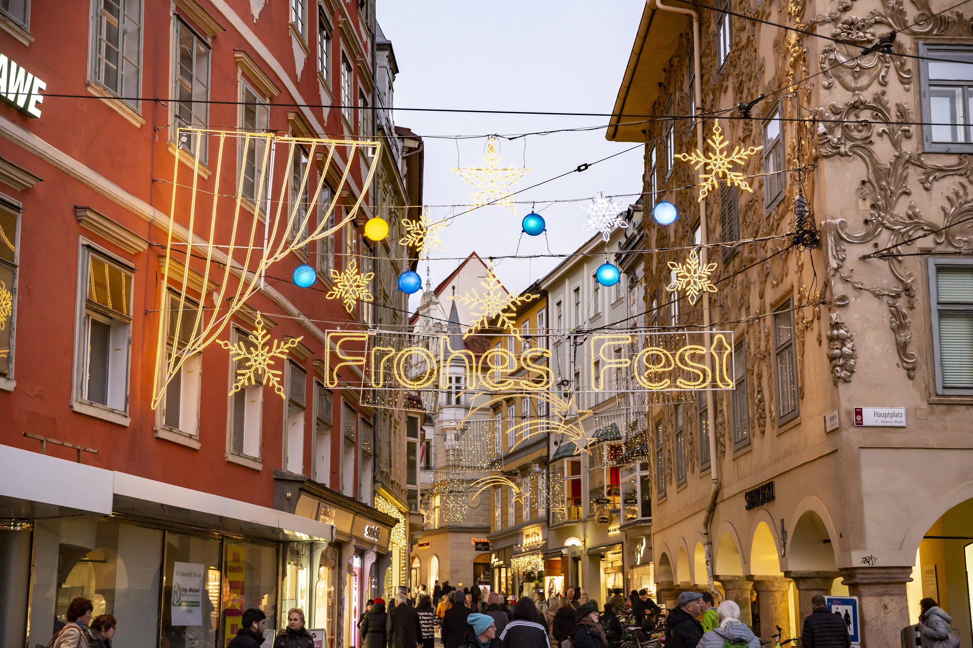 61 Straßen werden im Advent in vorweihnachtliches Licht getaucht.