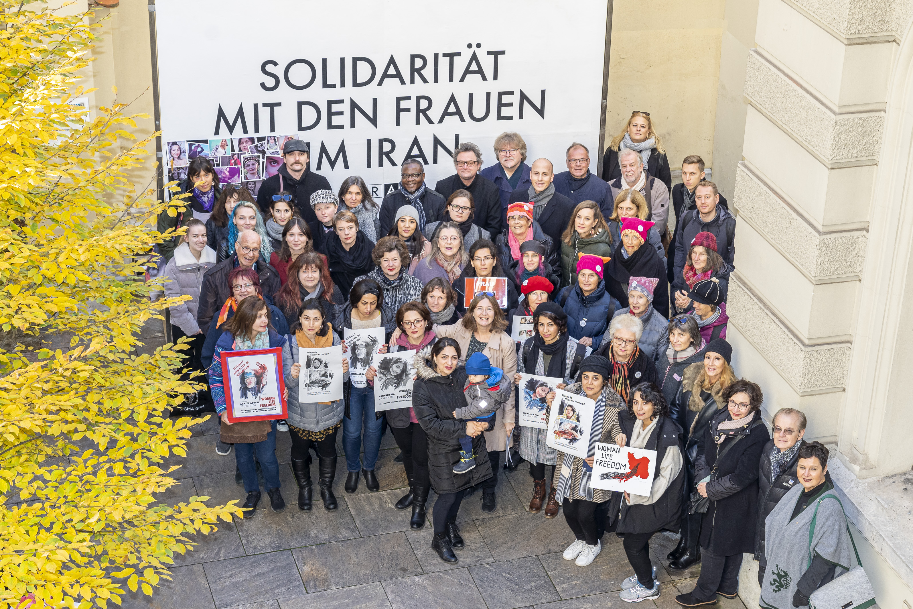 Gemeinsam gegen Gewalt an Frauen: Geeintes Auftreten bei der Auftaktveranstaltung im Innenhof des Rathauses.