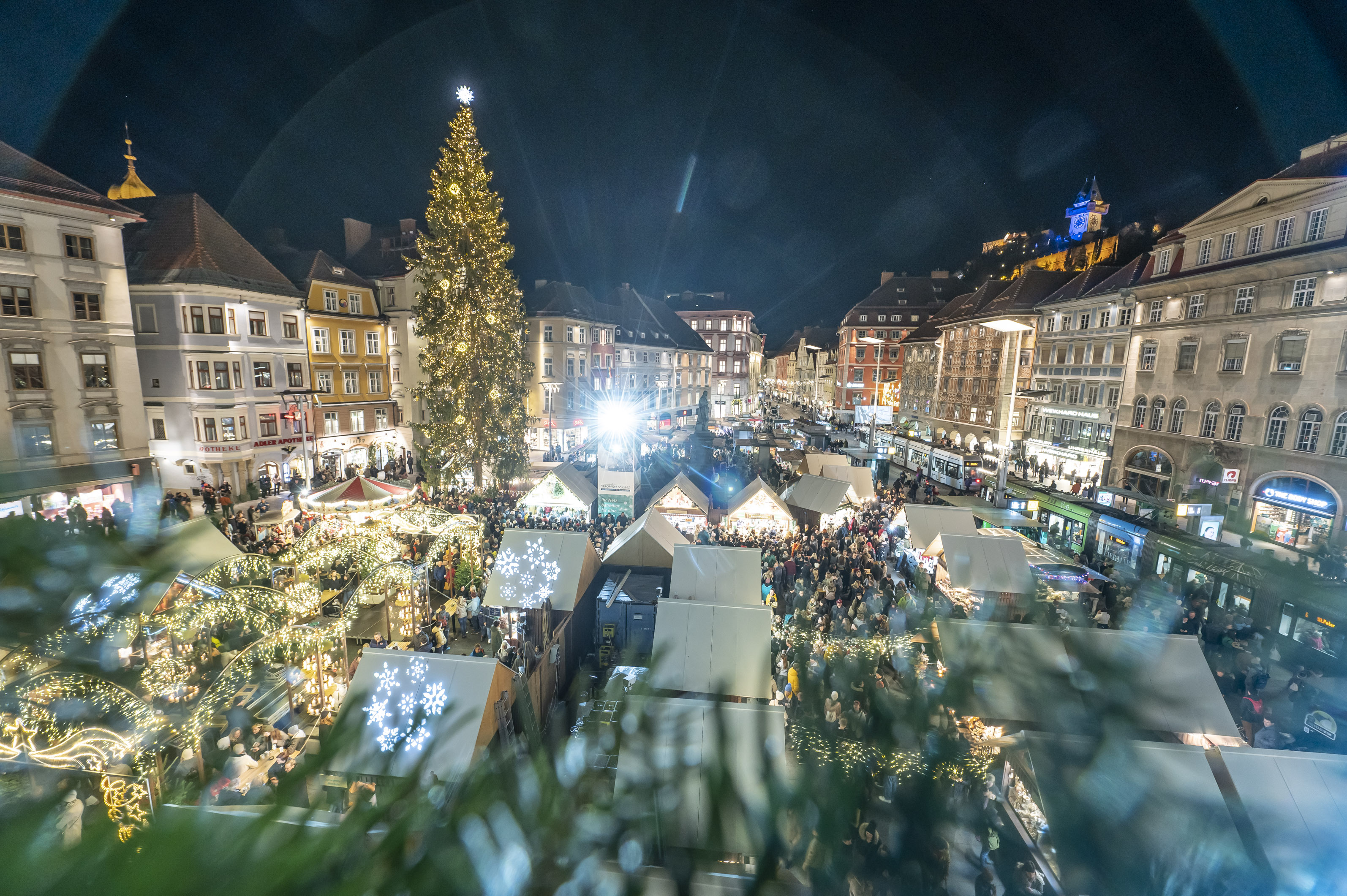 Der Christbaum aus der Gemeinde Hirschegg-Pack wurde am ersten Adventsamstag feierlich illuminiert.