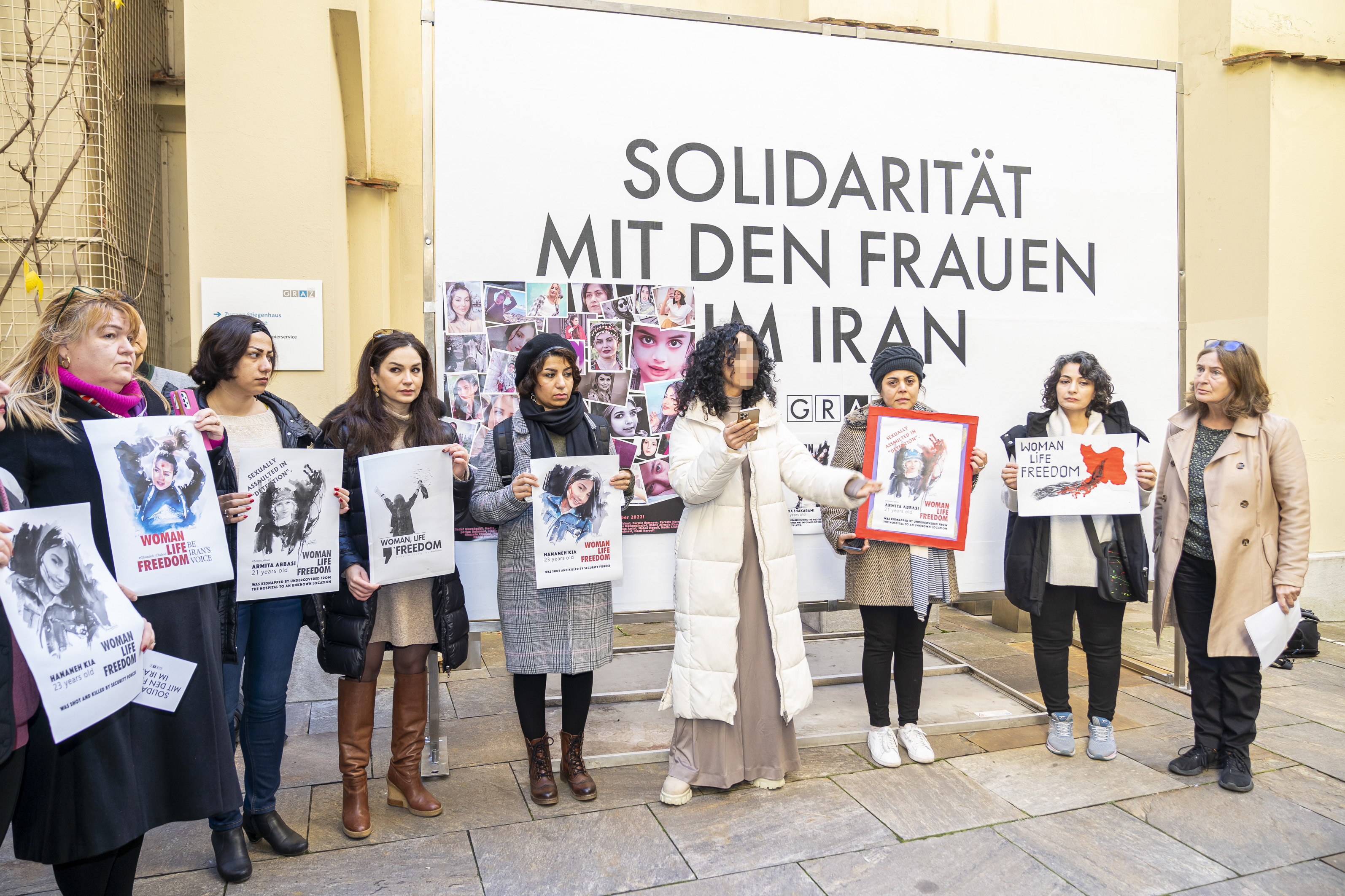 Starke Stimmen: Menschenrechtsaktivistin Aida Karimi (4.v.r.) und Aktivistinnen machen sich für Frauen im Iran stark. 