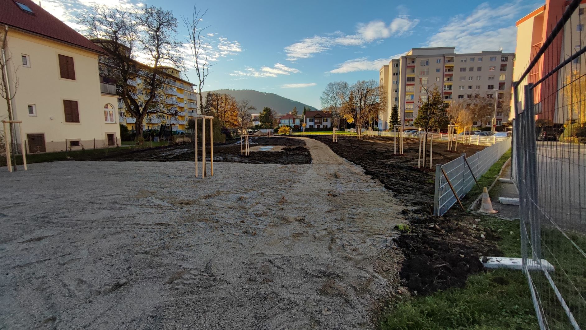 ein versickerungsfähiges befestigtes Entrée mit Bäumen und Fahrradständern wird die Parkanlage an den Radweg anbinden